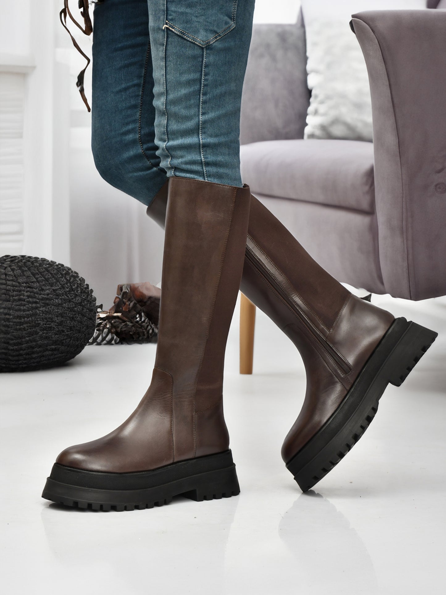 Command Bold Brown